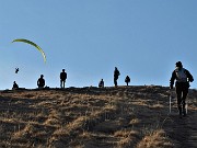 45 In salita alla croce di vetta del Linzone numerosi escursionisti e parapendio in volo